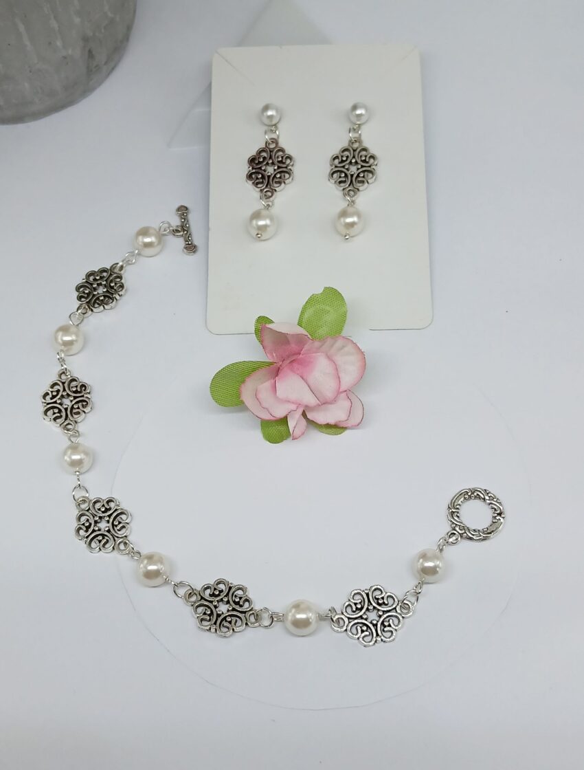 bruidssieraden-set-zilverkleurig-met-parels-armband-en-oorbellen-in-vintage-stijl-BSP6.jpg